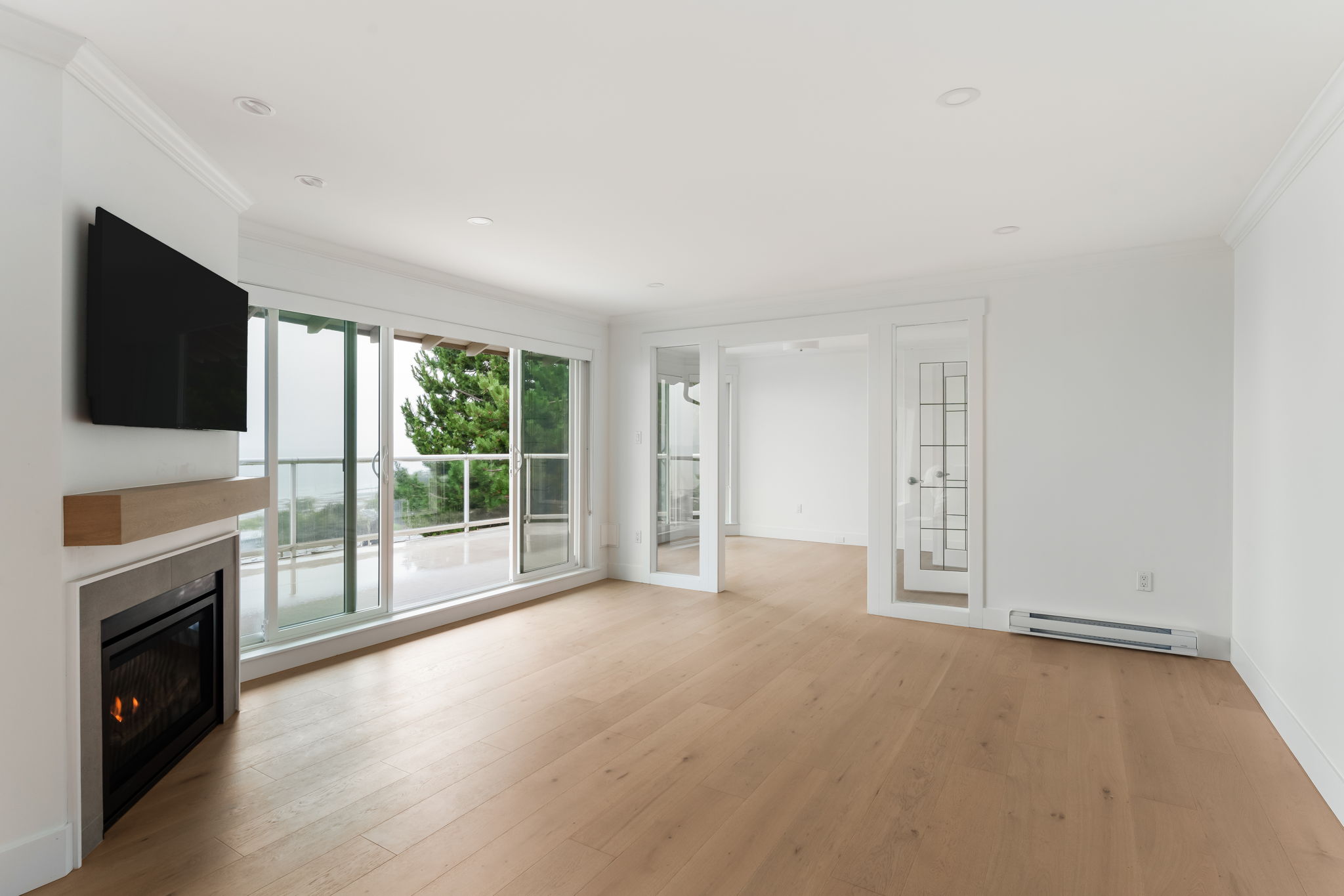 2-web-or-mls-503 - 15025 Victoria -002