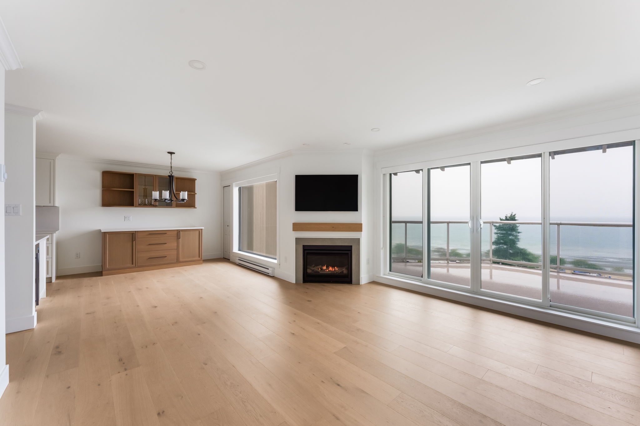 4-web-or-mls-503 - 15025 Victoria -004
