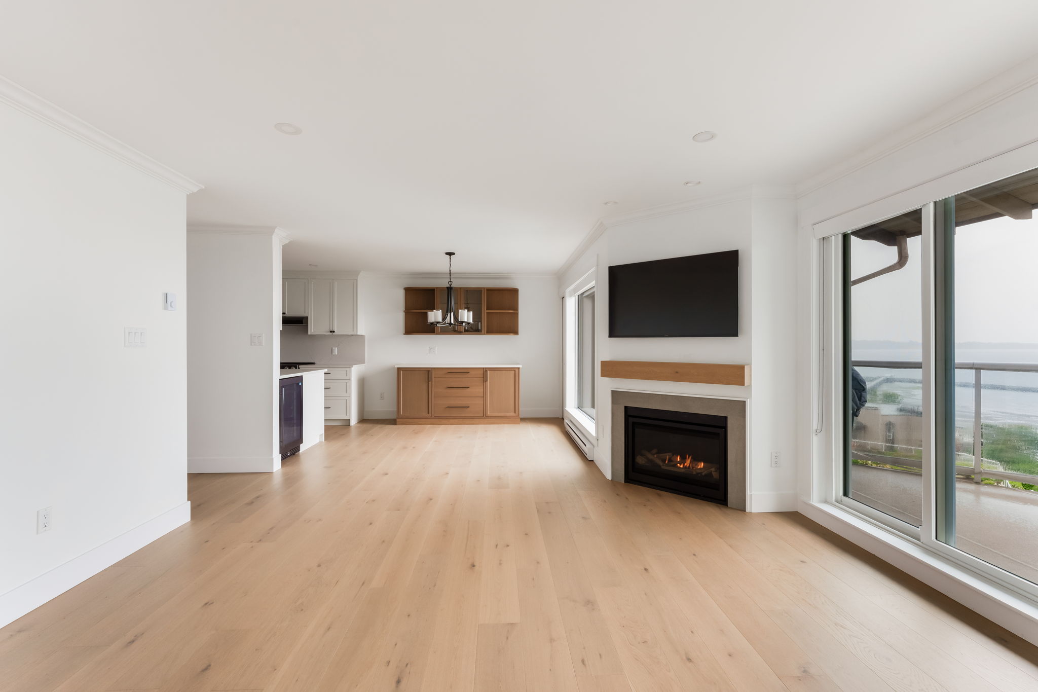 5-web-or-mls-503 - 15025 Victoria -005