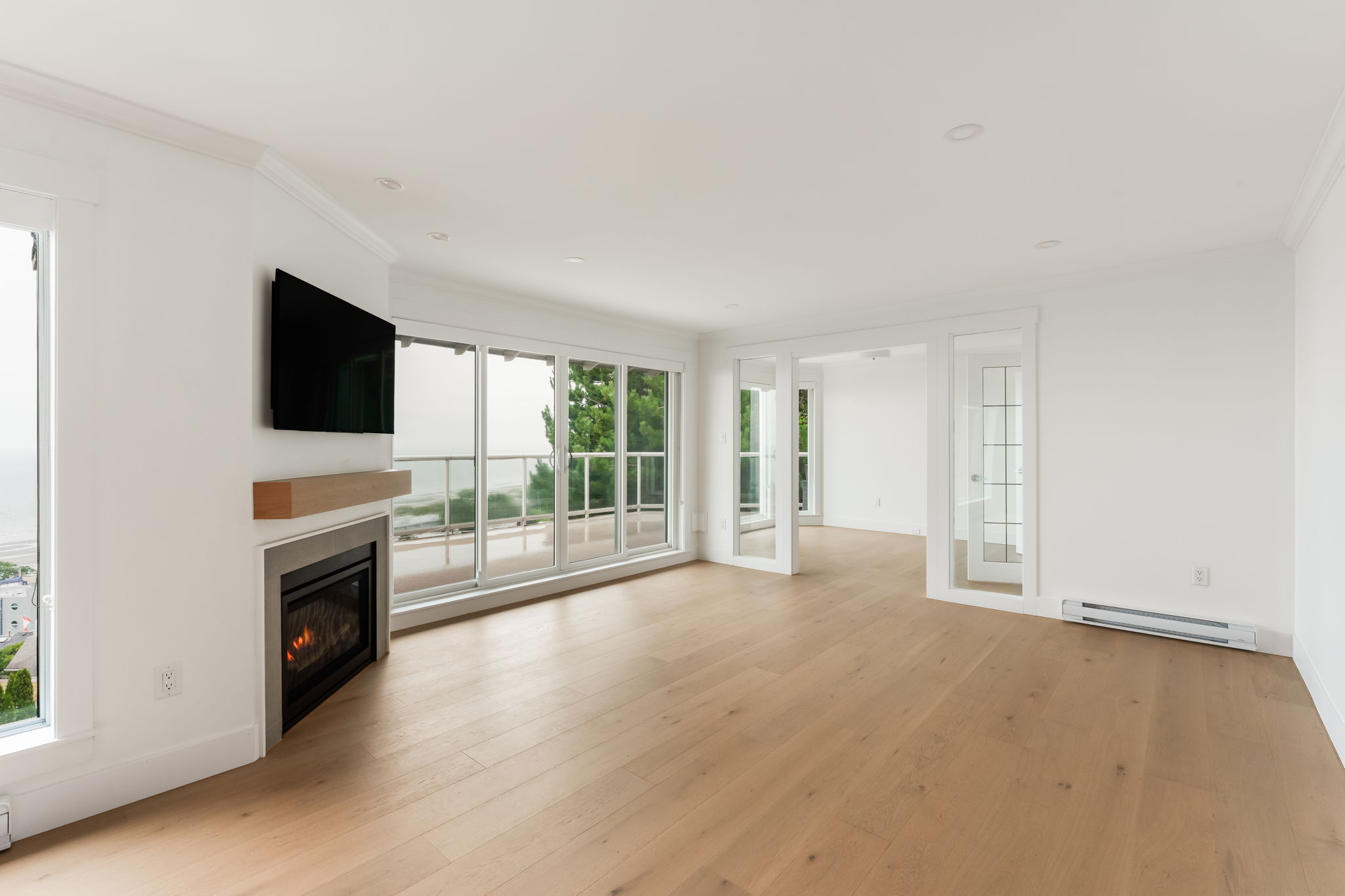 8-web-or-mls-503 - 15025 Victoria -008
